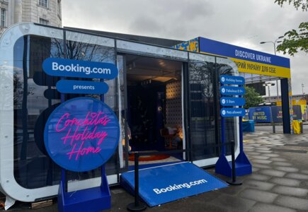 Strefa marki Booking.com podczas Eurowizji w Liverpoolu - modułowy pawilon AirClad