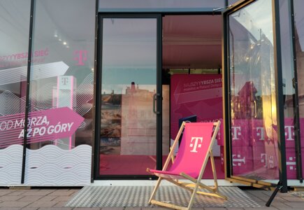 Mobilny showroom T-Mobile w Sanoku - nowoczesny design i komfort w letniej strefie marki.