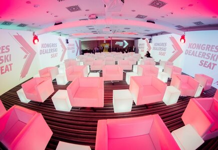 Kongres Dealerski Seat z meblami Rent Design